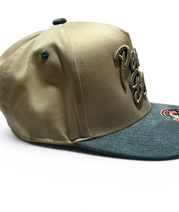 Snapback Crema con Vicera Azul en Gamuza Perico Bros